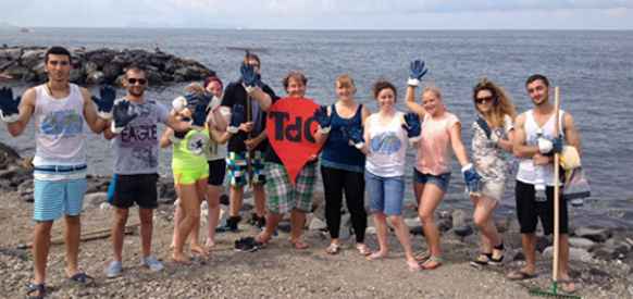 Trenta giovani stranieri ripuliscono le spiagge libere