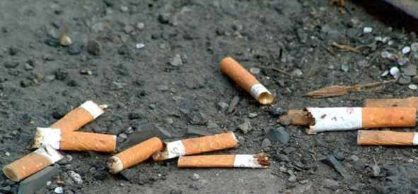 Lotta ai mozziconi di sigarette gettati in strada