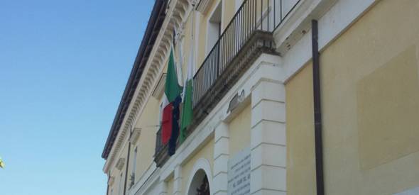Vittime sisma, bandiere a mezz’asta a Palazzo Baronale