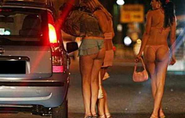 La ripresa è a luci rosse: trovate 15 prostitute al lavoro