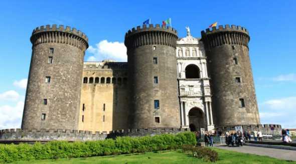 Il Maschio Angioino di Napoli si colora di blu, iniziativa del 1° febbraio 🗓