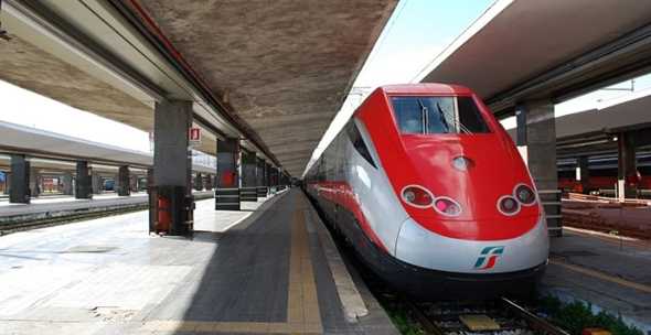 Ieri mattina la prima fermata del treno Frecciarossa nella stazione di Battipaglia