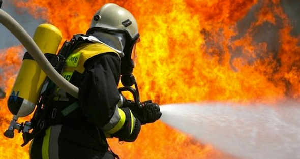 Torre del Greco, a fuoco la Villa Comunale