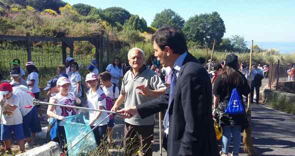Studenti e volontari uniti per ripulire il Vesuvio, raccolti otto quintali di rifiuti
