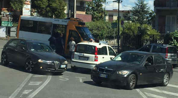 Il triangolo del pericolo, incidente a via De Nicola