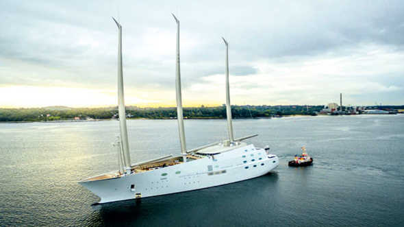 Nel Golfo di Napoli lo yacht più grande al mondo