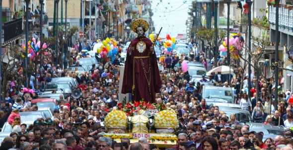 Folla per la processione di San Ciro