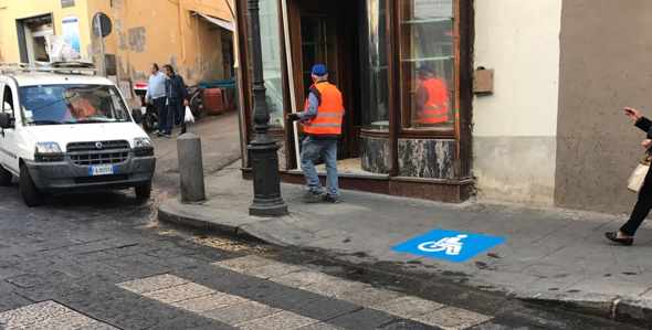 Attraversamenti pedonali, segnaletica per evidenziare gli scivoli per i diversamente abili