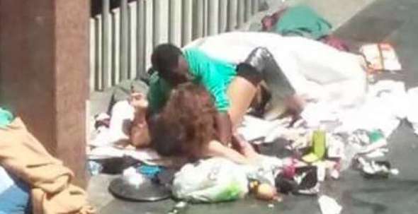 Coppia fa sesso tra i rifiuti