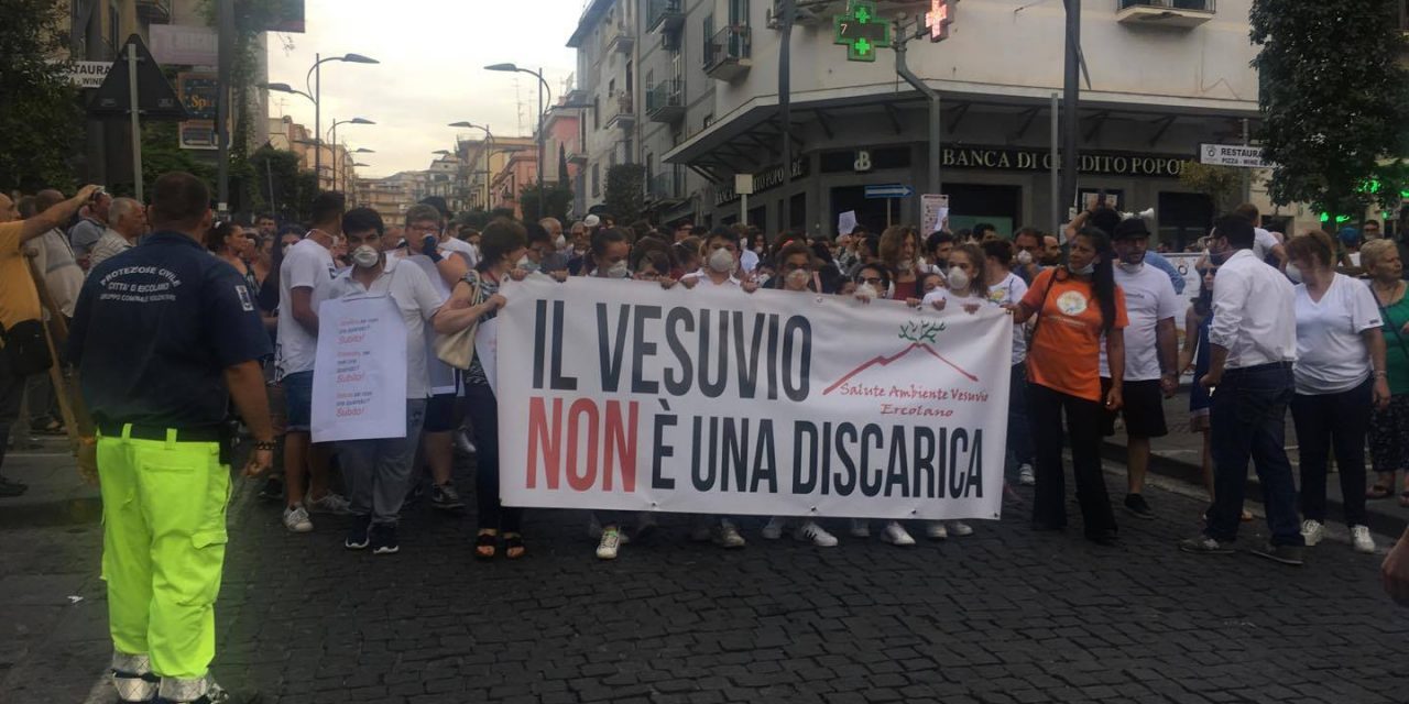 Tumori, rifiuti e roghi tossici. Ercolano marcia contro i corrotti