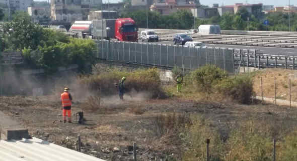 Dopo l’incendio l’autostrada pulisce e il Comune sparisce