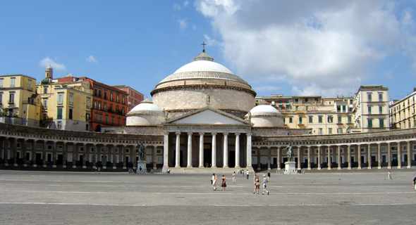 La maledizione della regina Margherita su Piazza Plebiscito a Napoli: scopri i dettagli della bizzarra leggenda