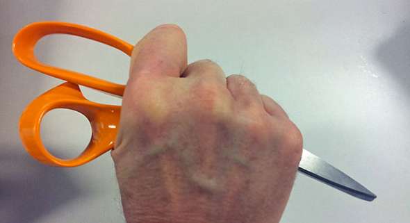 Picchia e minaccia con le forbici la moglie: arrestato