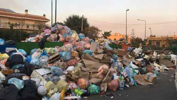 Emergenza rifiuti: Dopo i roghi, l’opposizione in piazza a distribuire mascherine