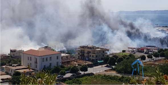 Torre del Greco, incendio viale del Commercio