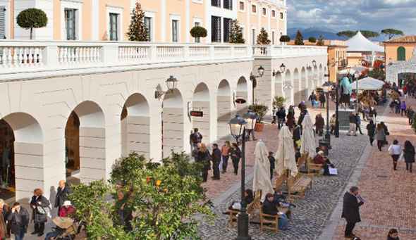 Coppia ruba abbigliamento in un famoso negozio dell’Outlet, arrestati