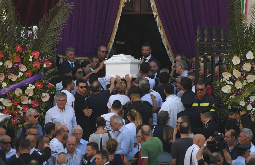 Crollo Torre Annunziata, il giorno dei funerali. Sepe:  “C’è la mano dell’uomo egoista”