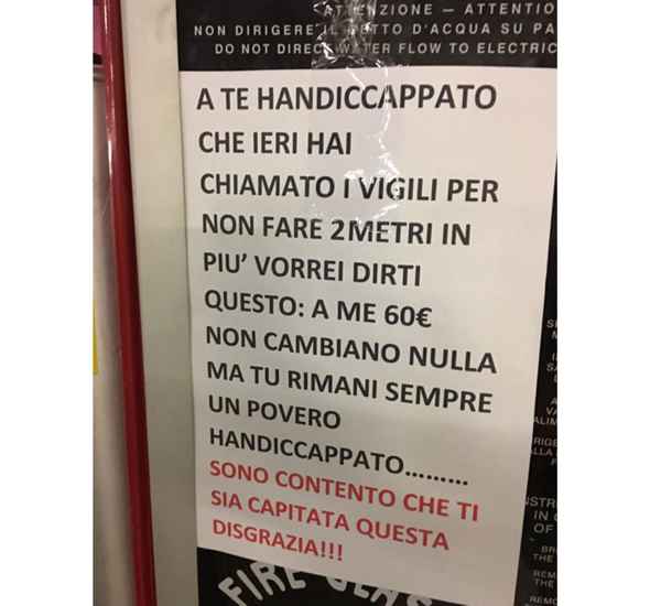 L’uomo dell’odioso cartello contro i disabili è stato identificato