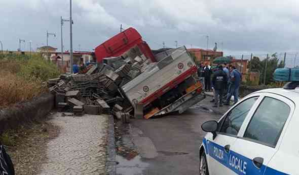 Cede la strada, camion si ribalta