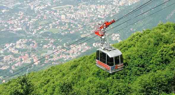 Nel Napoletano funivia con 17 persone ferma per black out