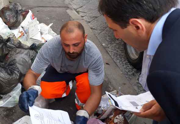 Ercolano, anche il sindaco Buonajuto in strada ad aprire i sacchetti per scovare gli incivili della differenziata