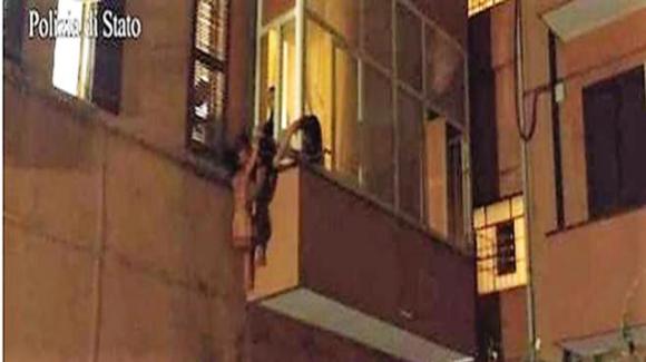 Scappa nuda dal balcone per sfuggire alle violenze del compagno