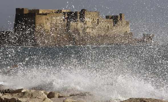 Nave finisce contro banchina per il maltempo