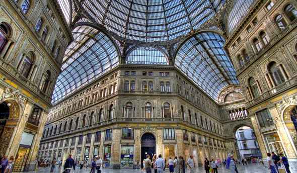 Caduti calcinacci all’interno della Galleria Umberto a Napoli