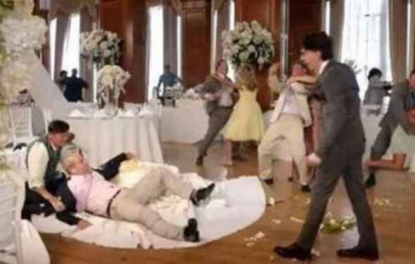 Lo sposo scappa con i soldi dei regali, scoppia la rissa