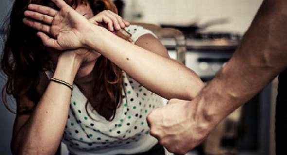 Violenze ed estorsione alla madre, arrestato 22enne