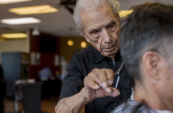 Nonno (Fdi): “barbieri protestano sotto la Regione. Riaprirli subito, insieme ai centri estetici ed i parucchieri”