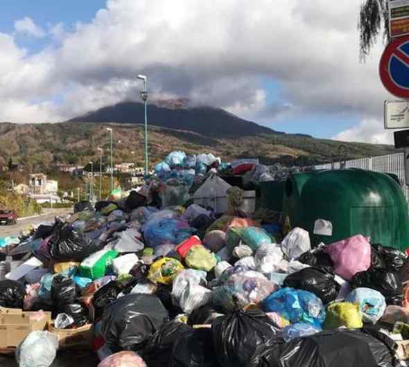 Blocco raccolta rifiuti, il sindaco lancia l’allarme