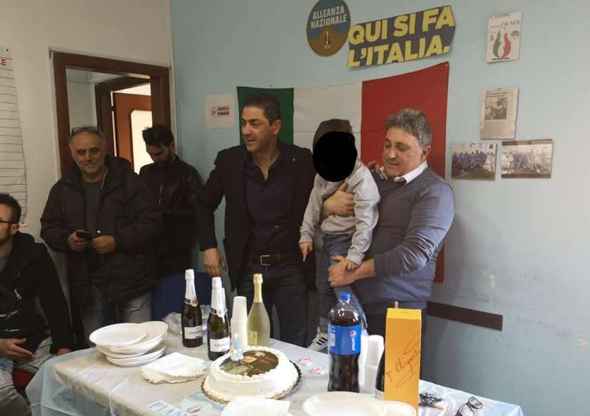 Napoli, Compleanno Nonno (FdI) con torta Mussolini.  Borrelli (Verdi): “Apologia fascismo”. Nonno: “Borrelli è tra i responsabili dell’emergenza rifiuti in Campania