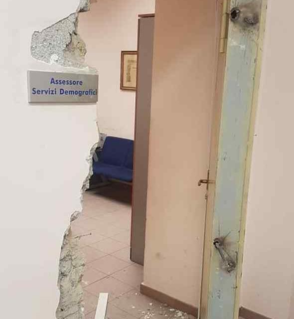 Furto con scasso all’Anagrafe del Comune di Ercolano, portati via soldi e carte d’identità