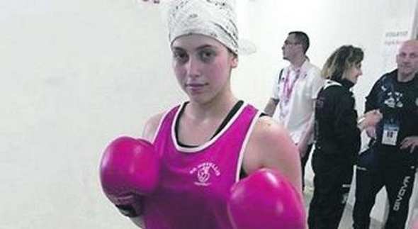 De Magistris premia Chiara Saraiello, campionessa di boxe