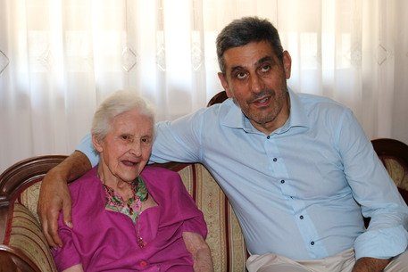 A 104 anni operata per una frattura al femore, torna a camminare