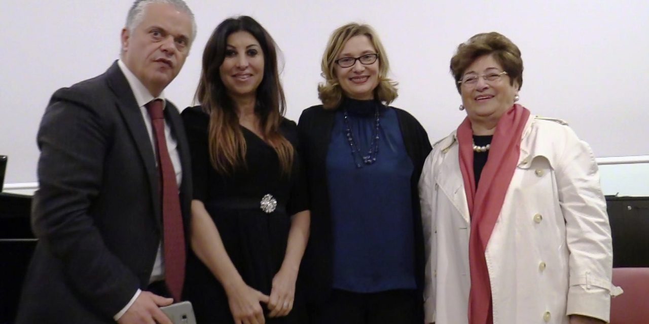Memorial Albanese, Nicoletta Mantovani è stata premiata con una conchiglia incisa dal maestro Scala