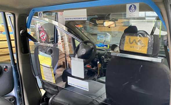 Come a New York, barriere nei taxi di Napoli per separare autisti e clienti