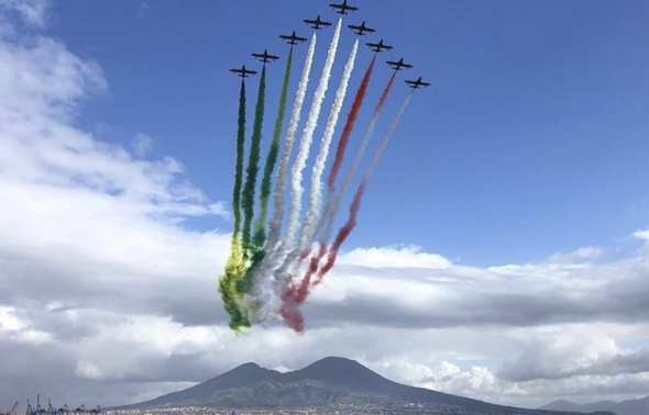 Le Frecce Tricolori sorvolano Napoli il 28 maggio. Ecco dove e quando 🗓
