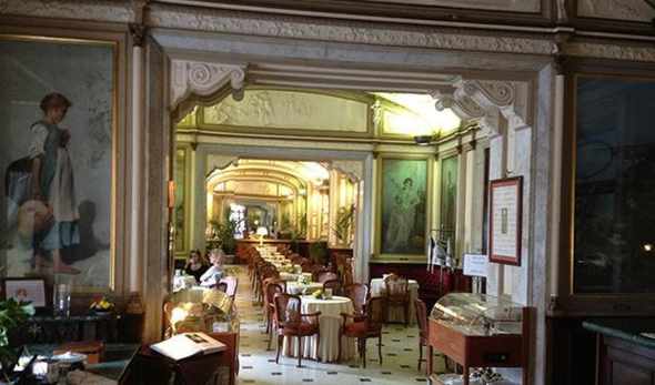 Il Covid chiude lo storico Caffè Gambrinus di Napoli, aperto dal 1860