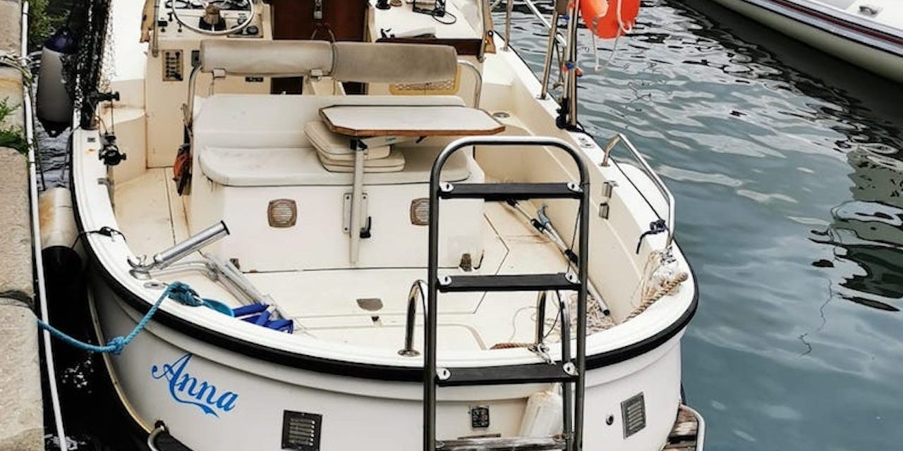 Barca alla deriva senza equipaggio: è giallo