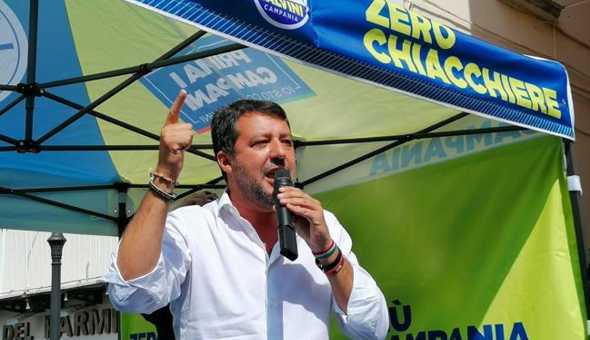 Torre del Greco, comizio lampo per Salvini fortemente contestato con fischi, slogan e pomodori