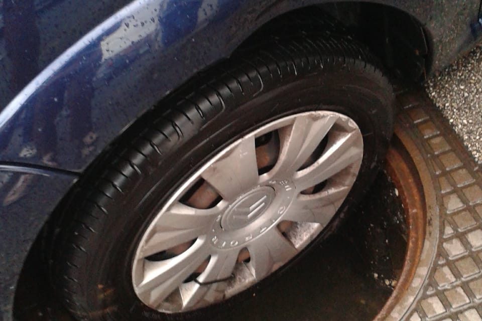 Pioggia torrenziale: salta il tombino, l’auto ci finisce dentro, ma i soccorsi…