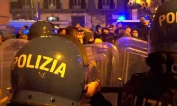 Proteste Napoli: migliaia in piazza contro De Luca, pochissimi i violenti: due arresti