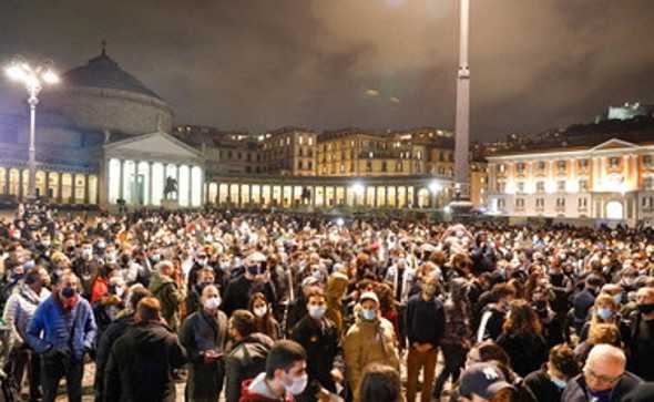 Coronavirus Napoli, continuano le proteste contro De Luca, in migliaia in Piazza