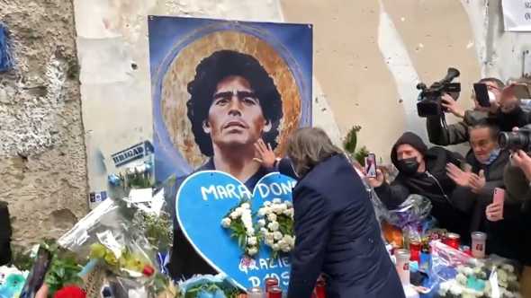 Napoli, Bruno Conti depone fiori e si inginocchia davanti al murales di Maradona