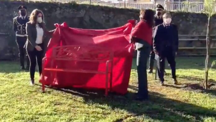 Portici, un albero di Jacaranda e un panchina rossa dedicata per la prof di Agraria uccisa