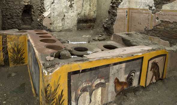 Pompei, riaffiora per intero l’antica tavola calda della Regio V