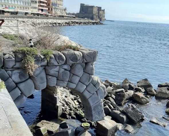 Napoli, il crollo dell’arco borbonico indigna tutti