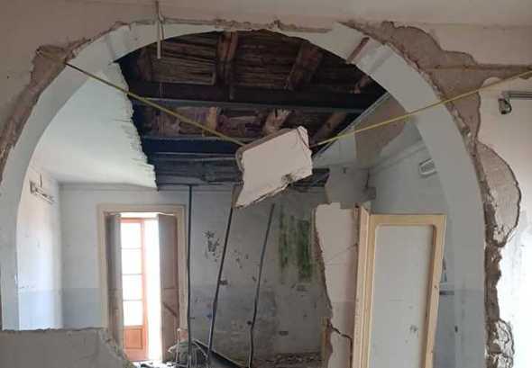 Portici. Palazzo Amoretti “colpito da una bomba”, la denuncia del M5S: “Ci dobbiamo solo indignare”
